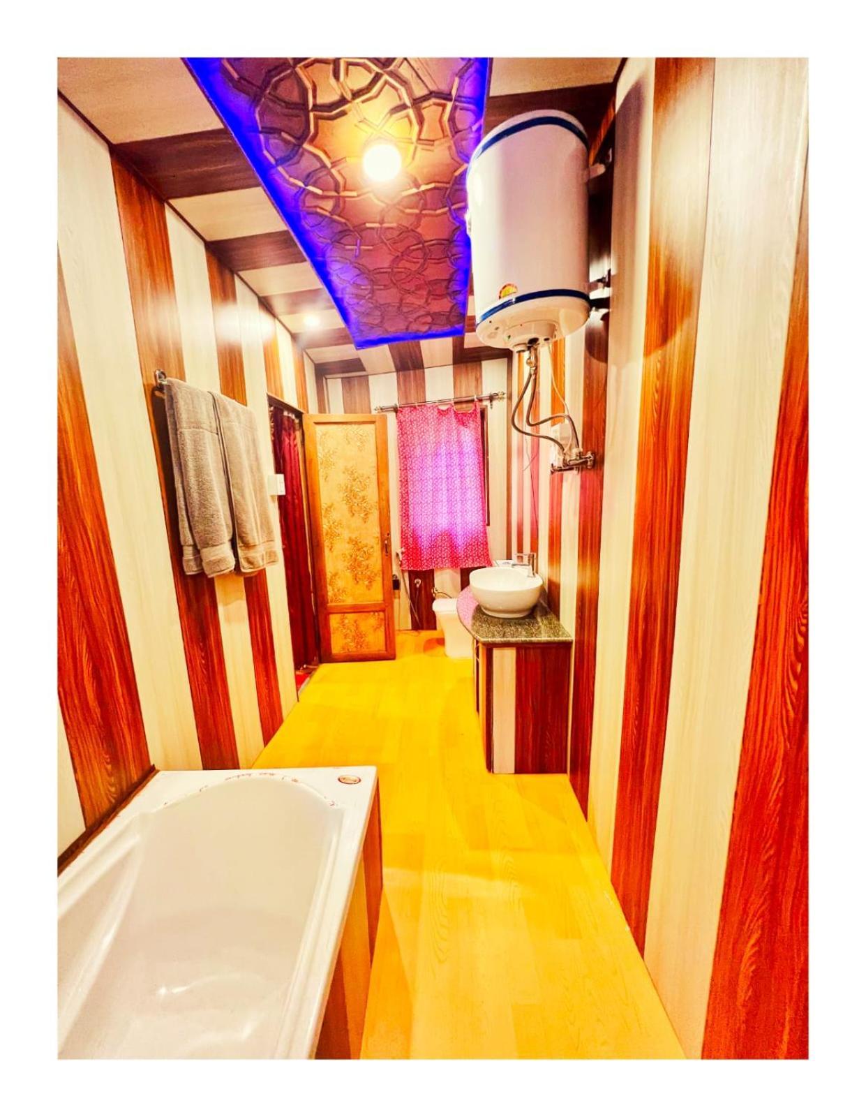 Mossess Group Of Houseboats Hotel Srinagar  Ngoại thất bức ảnh